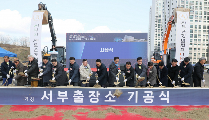 정장선 평택시장(오른쪽으로부터 8번째), 강정구 평택시의회 의장을 비롯한 도·시의원 및 서부지역 주민 등 100여 명이 참석한 가운데 서부출장소(가칭) 건립공사 기공식 첫삽을 뜨고 있다. / 사진제공=평택시