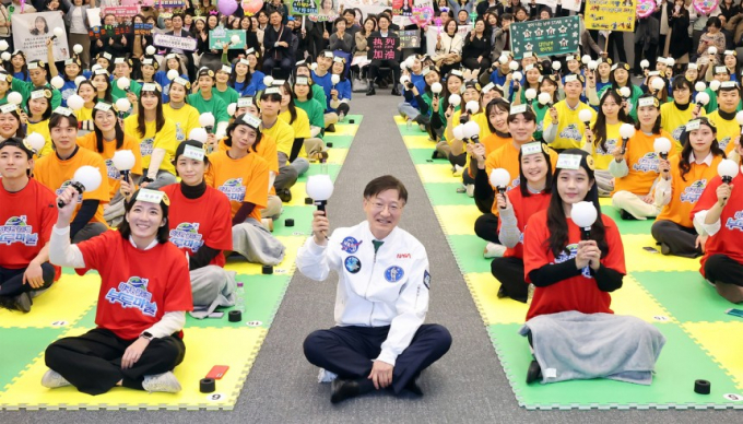 이승열(가운데) 하나은행장이 6일 하나금융 명동사옥 4층 대강당에서 전국 외국환 우수직원들이 참여하는 외국환 지식경연 대회인 제19회 2024 외국환 골든벨 결선행사에서 대회에 참여한 직원들과 함께 응원 포즈를 취하고 있다./사진=하나은행