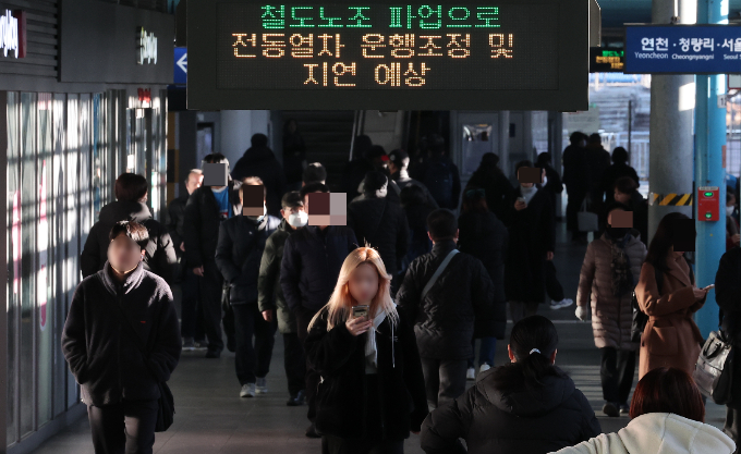 전국철도노동조합 총파업으로 8일 오전 9시 기준 전국 열차가 평시 대비 77.7%의 운행률로 운행되고 있다. 사진은 지난 6일 서울 구로구 지하철 신도림역 승강장에서 철도노조 파업 안내문이 나오는 모습. /사진=뉴스1 