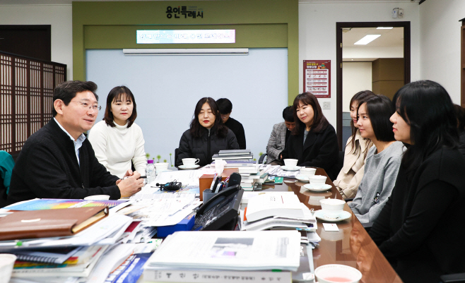 이상일 용인특례시장(왼쪽줄 첫 번째)이 지난 6일 시장실에서 기흥교육문화발전추진위원회 회원들과 기흥역세권 중학교 설립을 논의하고 있다. / 사진제공=용인특례시