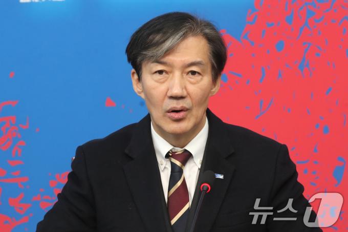 조국 조국혁신당 대표가 8일 오전 서울 여의도 국회에서 열린 '3년은너무길다특별위원회(탄추위)' 긴급 전체회의에서 한덕수 총리와 한동훈 국민의힘 대표의 대국민담화 발표와 관련해 발언하고 있다. 2024.12.8/뉴스1 ⓒ News1 이광호 기자