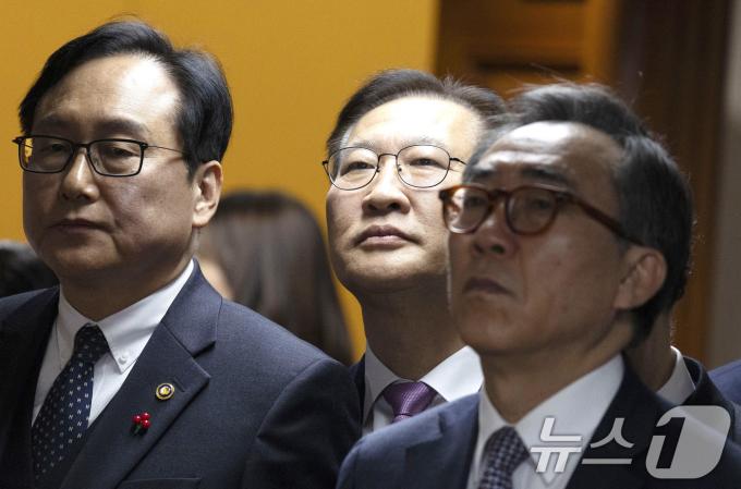 박성재 법무부 장관이 8일 오후 서울 종로구 정부서울청사에서 열린 국무위원 간담회를 마치고 국무회의실에서 나와 굳은 표정으로 승강기를 기다리고 있다. ⓒ News1 임세영 기자