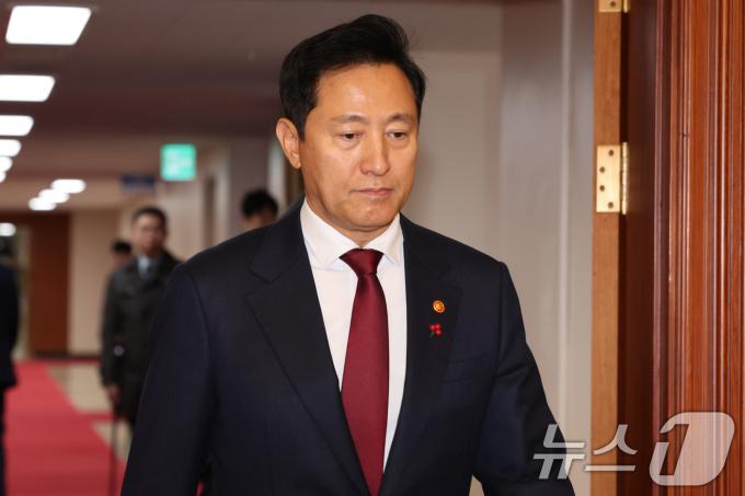 오세훈 서울시장이 8일 오후 서울 종로구 정부서울청사에서 열린 국무위원 간담회에 참석하기 위해 입장하고 있다. (공동취재) 2024.12.8/뉴스1 ⓒ News1 임세영 기자