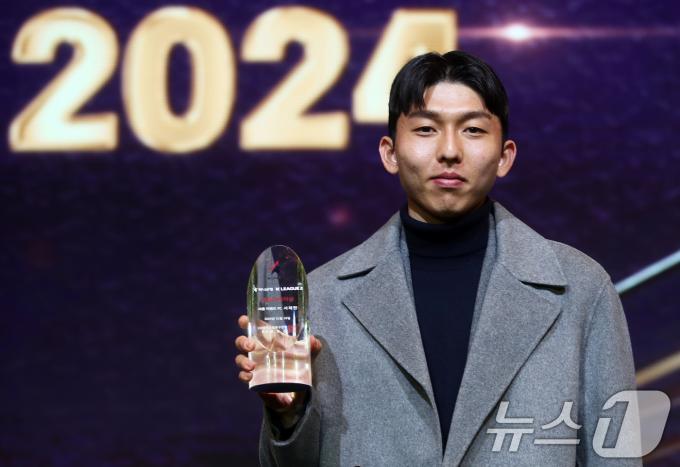 서재민(서울이랜드FC)이 29일 오후 서울 서대문구 스위스그랜드호텔에서 열린 프로축구 '하나은행 K리그 2024 대상 시상식'에서 K리그2 영플레이어상을 수상한 후 트로피를 들고 기념촬영을 하고 있다. 2024.11.29/뉴스1 ⓒ News1 오대일 기자