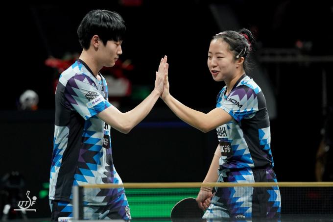 2024 국제탁구연맹(ITTF) 혼성 팀 월드컵에서 혼합 복식에서 호흡을 맞춘 조대성과 신유빈. (국제탁구연맹 제공)