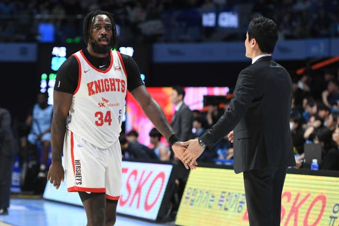 9연승을 질주한 서울 SK 자밀 워니와 전희철 감독. (KBL 제공)