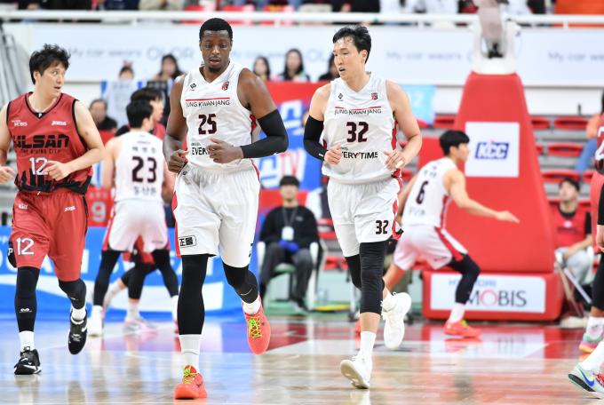 안양 정관장의 캐디 라렌과 이종현. (KBL 제공)