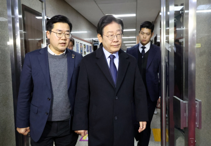 이재명 더불어민주당 대표와 박찬대 원내대표가 8일 서울 여의도 국회에서 열린 의원총회에 참석하고 있다. /사진=뉴시스