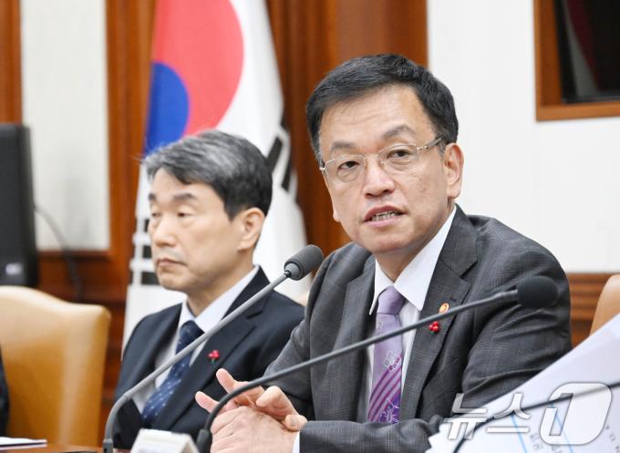 최상목 경제부총리 겸 기획재정부 장관이 8일 오후 서울 종로구 정부서울청사에서 '긴급 경제관계장관회의'를 주재하고 있다.(기획재정부 제공) 2024.12.8/뉴스1 ⓒ News1 민경석 기자