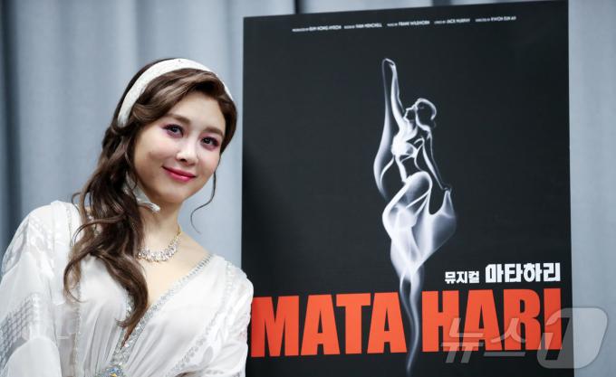 지난 6일 서울 강서구 LG아트센터에서 열린 뮤지컬 '마타하리' 라운드 인터뷰에서 마타하리 역을 맡은 옥주현이 포토타임을 갖고 있다. / 뉴스1 ⓒ News1 이승배 기자