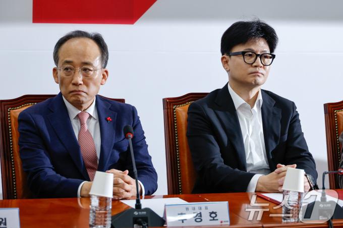 한동훈 국민의힘 대표(오른쪽)와 추경호 원내대표가 6일 오전 서울 여의도 국회에서 열린 긴급최고위원회의에서 비공개 전환을 기다리고 있다. 2024.12.6/뉴스1 ⓒ News1 안은나 기자