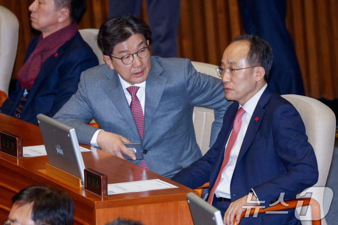 추경호 국민의힘 원내대표(오른쪽)가 윤석열 대통령 탄핵·김건희 여사 특검법 표결을 앞둔 7일 오후 서울 여의도 국회 본회의장에서 권성동 의원과 대화를 나누고 있다. 2024.12.7/뉴스1 ⓒ News1 안은나 기자