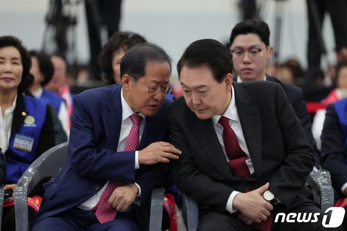 윤석열 대통령이 2023년 11월 7일 대구 엑스코에서 열린 2023년 바르게살기운동 전국회원대회에서 홍준표 대구시장과 대화하고 있다. (대통령실 제공) 2023.11.7/뉴스1 ⓒ News1 오대일 기자