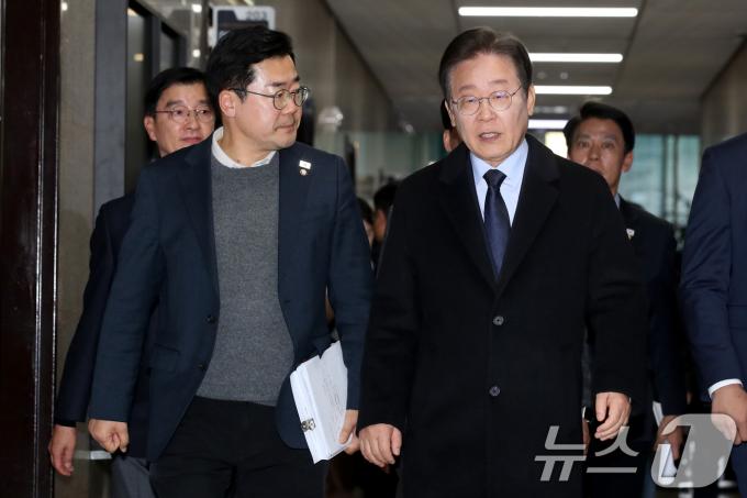 이재명 더불어민주당 대표와 박찬대 원내대표가 8일 오후 서울 여의도 국회에서 열린 비공개 의원총회에 참석하기 위해 이동하고 있다. 2024.12.8/뉴스1 ⓒ News1 이광호 기자