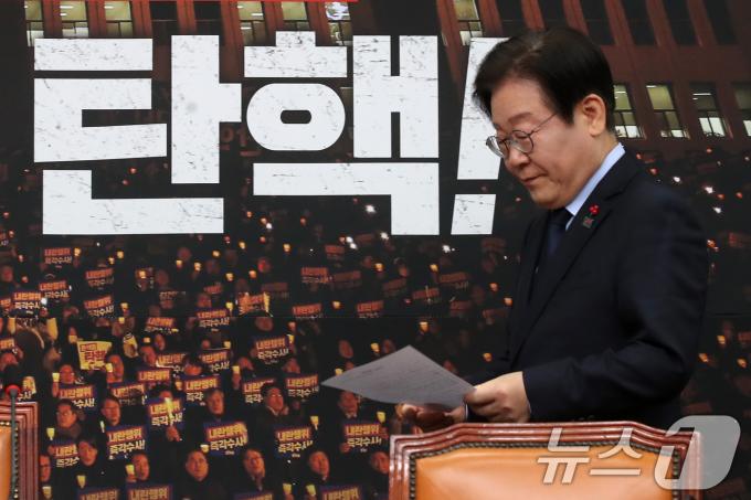 이재명 더불어민주당 대표가 8일 오후 서울 여의도 국회에서 한덕수 국무총리와 한동훈 국민의힘 대표의 대국민 담화 발표와 관련해 입장을 밝히는 기자간담회에 참석하고 있다. 2024.12.8/뉴스1 ⓒ News1 이광호 기자