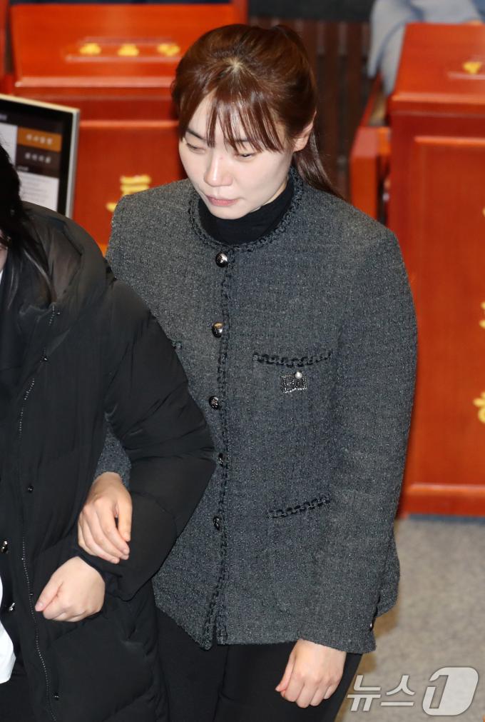 김예지 국민의힘 의원이 7일 오후 서울 여의도 국회에서 열린 본회의에서 윤석열 대통령 탄핵소추안 투표를 마친뒤 본회의장을 나가고 있다. 2024.12.7/뉴스1 ⓒ News1 이광호 기자