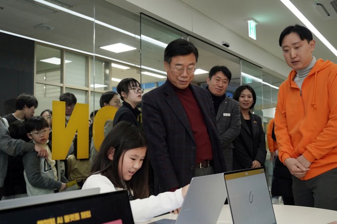 신상진 성남시장이 중원청소년수련관에서 개관한 4차산업진로체험관에서 체험프로그램을 참관하고 있다. / 사진제공=성남시