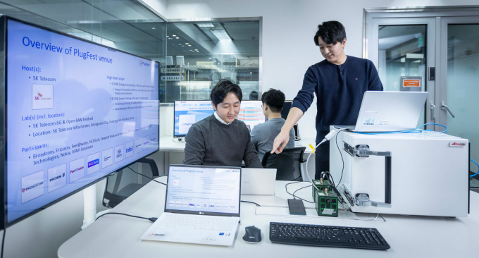 SK텔레콤은 글로벌 행사 'O-RAN 글로벌 플러그페스트 2024'에서 글로벌 오픈랜 제조사 10개사와의 연구협업 성과를 선보였다. 사진은 SK텔레콤 연구원들이 이번 플러그페스트에 오픈랜 기술을 출품하기 위해 시험하는 모습. /사진=SK텔레콤 제공