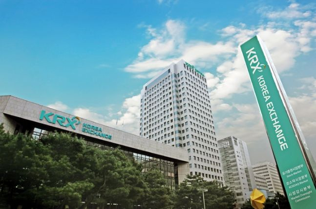 한국거래소가 비상시장점검회의를 열고 주가조작 등에 대한 모니터링을 강화한다. 사진은 여의도 한국거래소./사진=한국거래소 