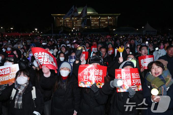 7일 오후 서울 여의도 국회 앞에서 열린 범국민촛불대행진에서 시민들이 윤석열 대통령의 탄핵소추안이 폐기되자 국민의힘 의원들을 규탄하고 있다. 2024.12.7/뉴스1 ⓒ News1 신웅수 기자