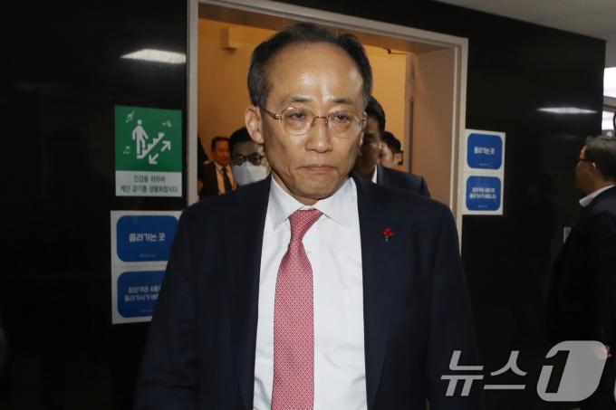 추경호 국민의힘 원내대표가 7일 오후 서울 여의도 국회에서 의원총회를 마친뒤 항의하는 민주당 관계자들을 뒤로 하고 국회 본청을 나서고 있다. 이날 국민의힘 의원들은 김건희 특검법 투표 후 본회의장을 나가 윤석열 대통령 탄핵소추안 투표에는 참여하지 않고 의총을 계속이어가다 본회의 산회후 국회를 떠났다. 2024.12.7/뉴스1 ⓒ News1 이광호 기자