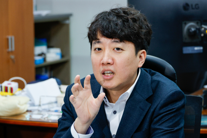 이준석 개혁신당 의원이 한동훈 국민의힘 대표를 향해 소통령 행세를 한다며 비판을 쏟아냈다. 사진은 지난달 15일 서울 여의도 국회의원회관에서 취재진 질의에 답하고 있는 이준석 개혁신당 의원의 모습. /사진=뉴스1