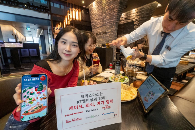 KT가 송년모임과 크리스마스 등 연말에 사용하기 좋은 12월 멤버십 혜택을 마련했다. 사진은 서울 중구 소재 매드포갈릭 매장에서 KT 고객들이 12월 크리스마스 컬렉션 멤버십 할인을 이용하고 있는 모습. /사진=KT 제공