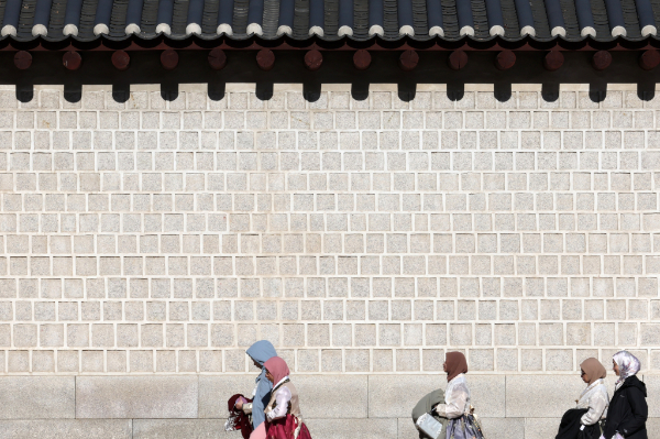 오는 10일 전국이 대체로 맑다가 오후부터 차차 흐려질 것으로 보인다. 사진은 지난 8일 서울 종로구 광화문 담장길을 두꺼운 옷차림의 외국인 관광객들이 걸어가고 있는 모습. /사진=뉴시스