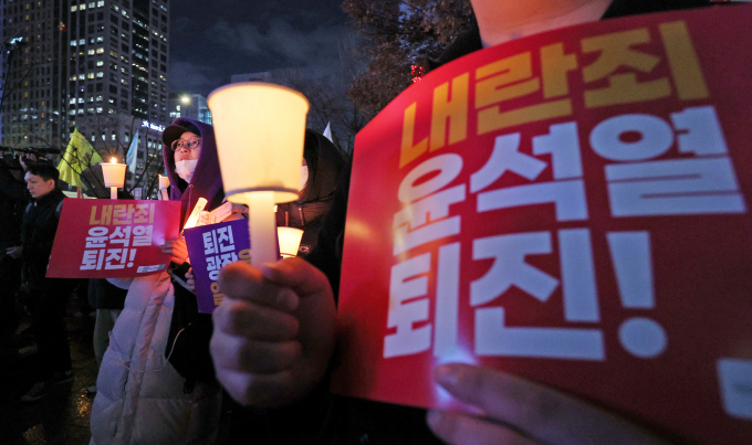 5일 오후 서울 종로구 동화면세점 앞에서 열린 윤석열 대통령 퇴진 촉구 집회에 참가한 시민들이 촛불을 들고 정권 퇴진을 촉구하고 있다./사진=뉴스1