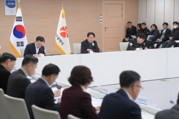 강기정 광주광역시장이 9일 오전 시청 중회의실에서 열린 간부회의를 주재하고 있다./사진=광주시 
