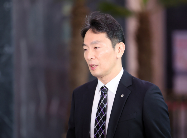 이복현 금융감독원장이 금융투자소득세 폐지 등 기존 자본시장 관련 사안을 일관적으로 추진하겠다고 9일 밝혔다. 사진은 이 원장이 이날 오전 서울 종로구 정부서울청사에 들어서는 모습. /사진=뉴시스 