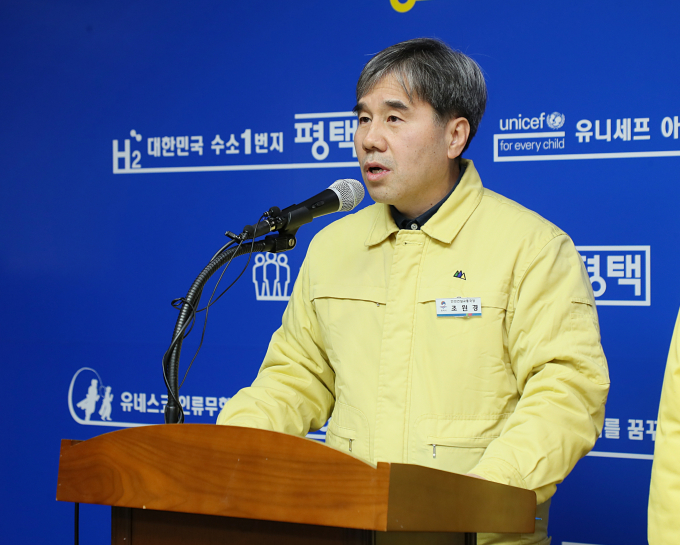  조원경 평택시 안전건설교통국장이 9일 언론브리핑을 통해 폭설 피해복구 추진 상황 및 향후 계획을 설명하고 있다. / 사진제공=평택시