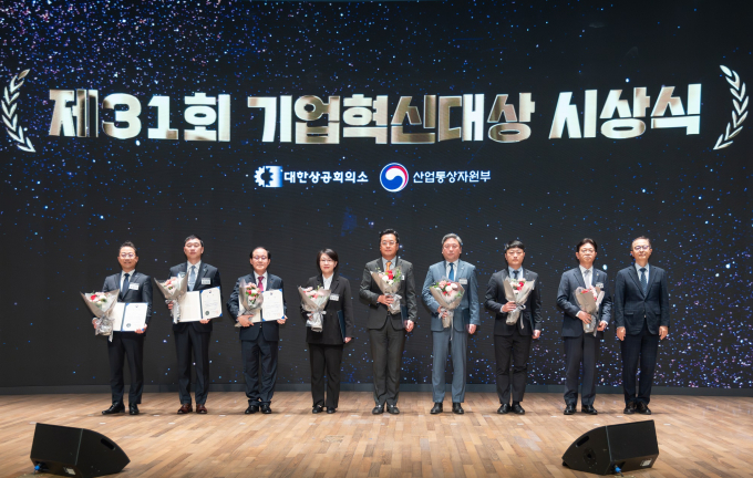 지난 3일 HDC현대산업개발이 대한상공회의소에서 열린 제31회 기업혁신대상에서 산업부 장관상을 받았다. 사진은 시상식에서 이승렬 산업통상자원부 산업정책실장, 강민석 HDC현대산업개발 상무가 기념사진을 찍는 모습/사진 제공=HDC현대산업개발