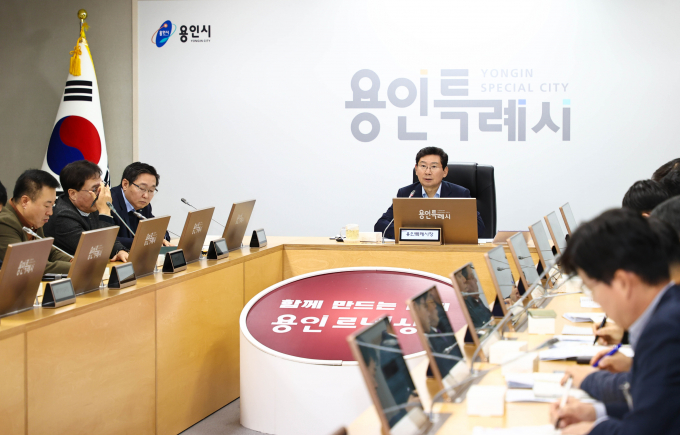이상일 용인특례시장(가운데)이 9일 열린 간부공무원 회의에서 폭설 시 대중교통이 원활하게 운행하도록 하는 데 우선순위를 두어 제설작업을 하라고 지시했다. / 사진제공=용인특례시 