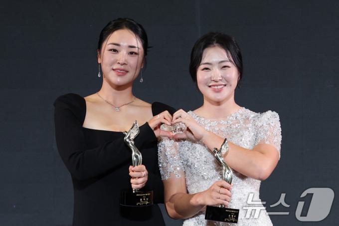 27일 오후 서울 강남구 그랜드 인터컨티넨탈 파르나스 호텔에서 열린 2024 KLPGA 대상 시상식에서 위메이드 대상을 수상한 윤이나(왼쪽)와 신인상을 수상한 유현조가 기념 촬영을 하고 있다. 2024.11.27/뉴스1 ⓒ News1 신웅수 기자