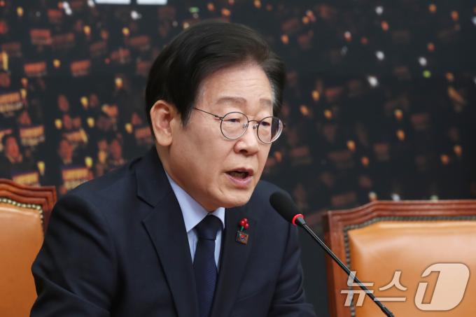 이재명 더불어민주당 대표가 8일 오후 서울 여의도 국회에서 한덕수 국무총리와 한동훈 국민의힘 대표의 대국민 담화 발표와 관련해 입장을 밝히는 기자간담회를 하고 있다. 2024.12.8/뉴스1 ⓒ News1 이광호 기자
