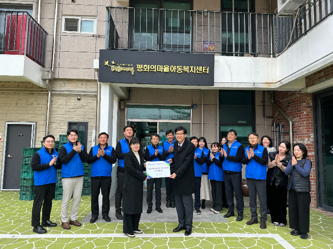 국가철도공단 시설본부가 평화의 마을 아동복지센터에 방문해 후원금 100만원을 전달했다. 사진은 최원일 국가철도공단 시설본부장과 양승미 평화의 마을 아동복지센터 사무국장이 기념촬영을 하는 모습./사진=국가철도공단