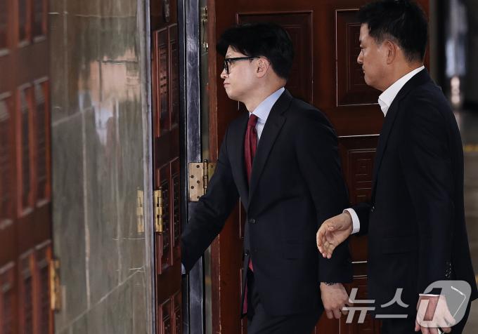 한동훈 국민의힘 대표가 9일 오전 서울 여의도 국회에서 열린 비공개 의원총회에 참석하고 있다. 오른쪽은 김태호 의원. 2024.12.9/뉴스1 ⓒ News1 구윤성 기자