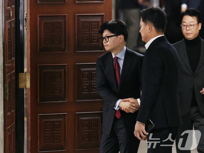 한동훈 국민의힘 대표가 9일 오전 서울 여의도 국회에서 열린 비공개 의원총회에 참석하며 김태호 의원과 악수하고 있다. 2024.12.9/뉴스1 ⓒ News1 구윤성 기자