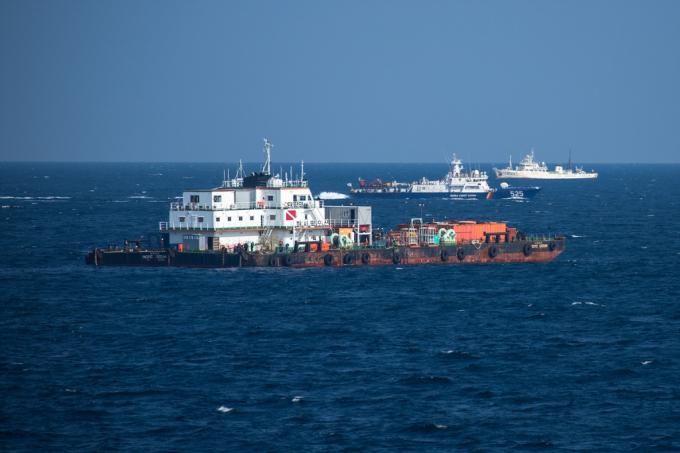 제주 해상에서 침몰한 135금성호 실종 선원 10명 중 1명이 숨진채 발견됐다. 사진은 지난달 13일 제주 비양도 해상에서 민간업체 바지선이 심해 잠수사 투입을 위한 준비를 하고 있는 모습. /사진=뉴시스(제주지방해양경찰청 제공)