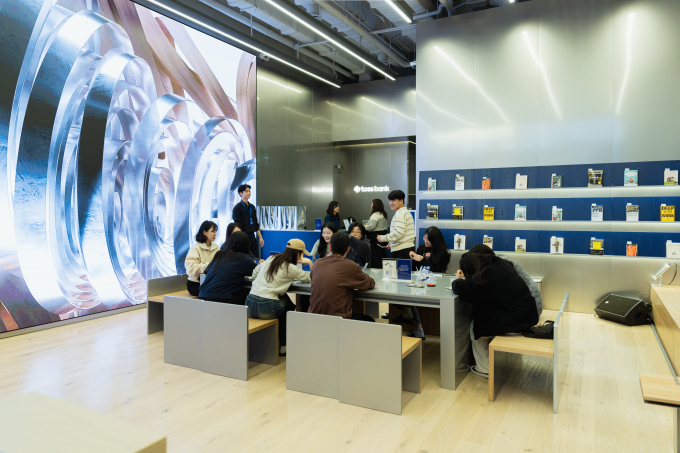토스뱅크는 지난 2일부터 6일까지 서울 강남구 한국지식재산센터 1층에 위치한 '토스뱅크 라운지'에서 열린 오픈 이벤트에 3000여명의 고객들이 방문했다고 9일 밝혔다. 사진은 토스뱅크 라운지 전경. /사진=토스뱅크