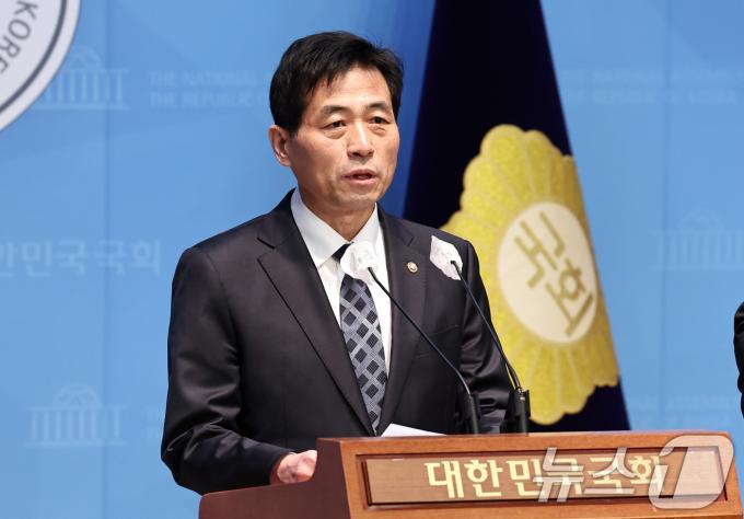 김민기 국회 사무총장이 9일 오후 서울 여의도 국회 소통관에서 기자회견을 하고 있다. 김 총장은 12·3 비상계엄 선포때 계엄군이 국회로 진입했을 당시 피해 상황 등을 수사기관에 제출하겠다고 밝혔다. 2024.12.9/뉴스1 ⓒ News1 구윤성 기자