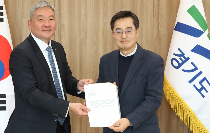 9일 김동연 경기도지사(오른쪽)가 집무실에서 이주옥 WEF 아·태 사무국장(왼쪽)으로부터 클라우스 슈밥 회장 서한문을 받고 있다. 사진제공=경기도