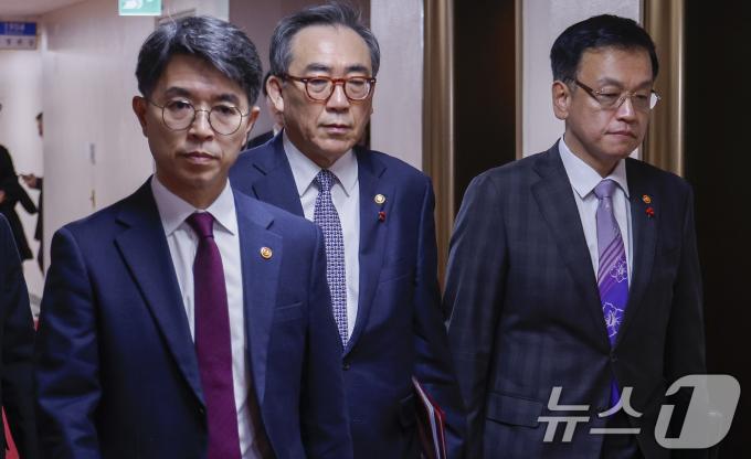 김완섭(왼쪽부터) 환경부 장관, 조태열 외교부 장관, 최상목 경제부총리 겸 기획재정부 장관이 8일 서울 종로구 정부서울청사에서 열린 국무위원 간담회에 참석하고 있다. (공동취재) 2024.12.8/뉴스1 ⓒ News1 임세영 기자