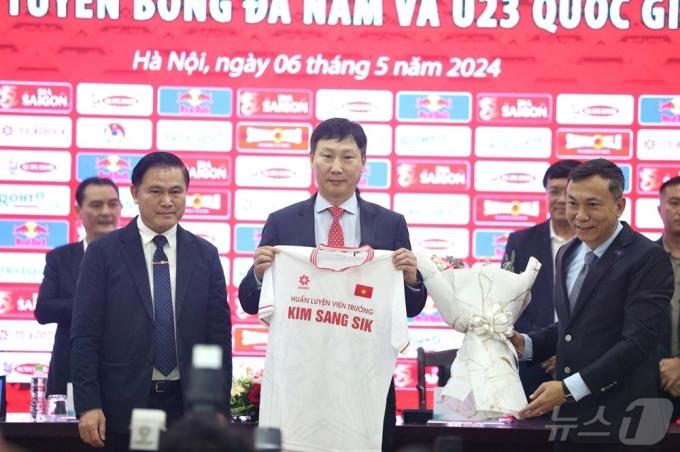 베트남 축구대표팀 사령탑으로 선임된 김상식 감독이 6일(한국시간) 하노이 베트남축구협회에서 열린 취임 기자회견에서 기념촬영을 하고 있다. (디제이매니지먼트 제공) 2024.5.6/뉴스1