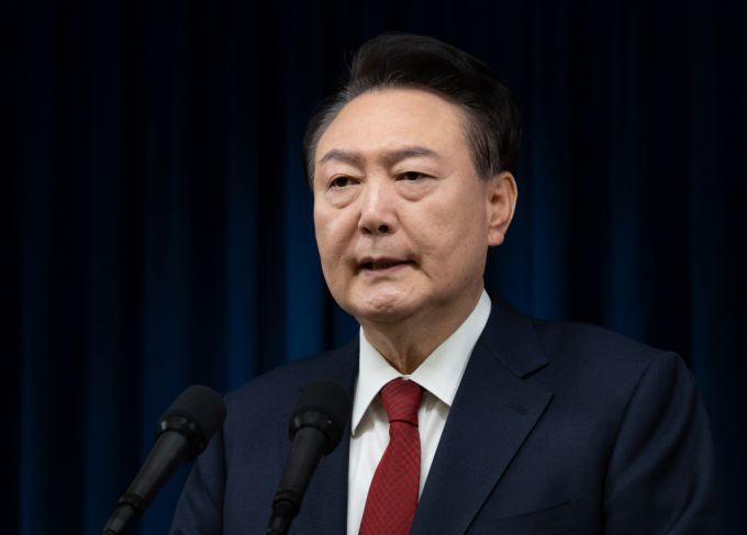[윤석열 대통령이 비상계엄 후 내란 혐의 피의자로 입건되며 관저에서 칩거하고 있다. 사진은 지난 7일 윤 대통령이 국회 본회의 탄핵소추안 표결을 앞두고 대국민 담화를 발표하는 모습. /사진=뉴시스   