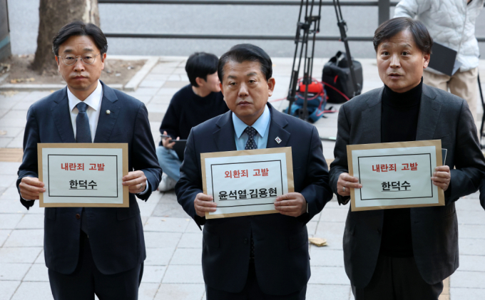 더불어민주당 의원들이 한덕수 국무총리를 내란죄 혐의로 고발하고 윤석열 대통령과 김용현 전 국방부 장관에게 외환죄 혐의를 추가 고발했다. 사진은 9일 서울 서대문구 경찰청 민원실을 찾은 김병주 더불어민주당 최고위원 등이 윤석열 대통령과 김용현 전 국방부장관, 한덕수 국무총리를 검찰에 고발하는 모습. /사진=뉴시스