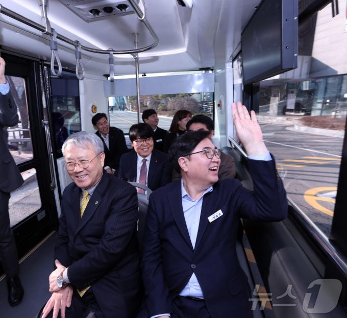 박일하 동작구청장이 자율주행차에 탑승한 모습. (동작구 제공)ⓒ 뉴스1