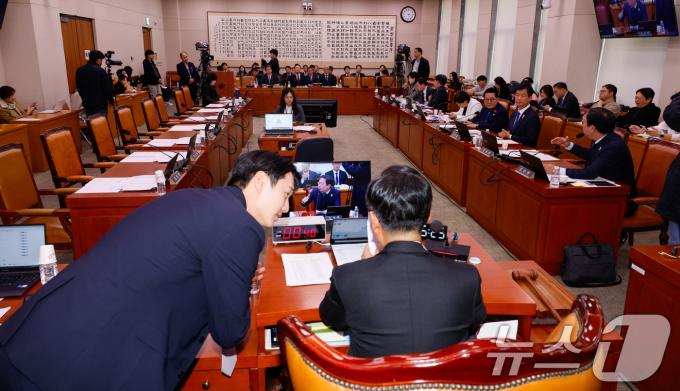오동운 고위공직자범죄수사처(공수처) 처장과 박성재 법무부 장관, 천대엽 법원행정처장이 9일 서울 여의도 국회에서 열린 법제사법위원회 제418회국회(정기회) 제20차 전체회의에서 비상계엄 사태 관련 질의를 듣고 있다. 2024.12.9/뉴스1 ⓒ News1 안은나 기자