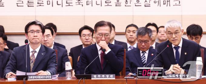 오동운 공수처장(왼쪽)과 박성재 법무부 장관이 9일 서울 여의도 국회에서 열린 비상계엄 사태와 관련한 윤석열 대통령 등의 내란 혐의 진상규명을 위한 상설특검 수사요구안 등에 관한 법제사법위원회 전체회의에서 천대엽 법원행정처장의 발언을 듣고 있다. 2024.12.9/뉴스1 ⓒ News1 김민지 기자